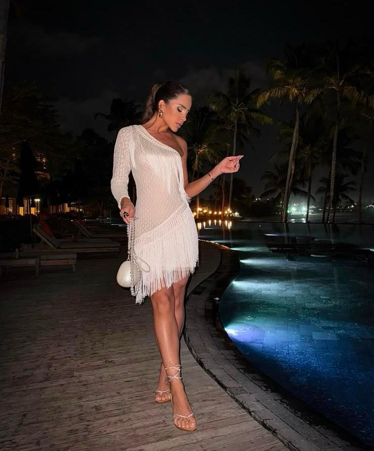 Vestido Curto Ombro Único com Franjas Off White - Imagem 2