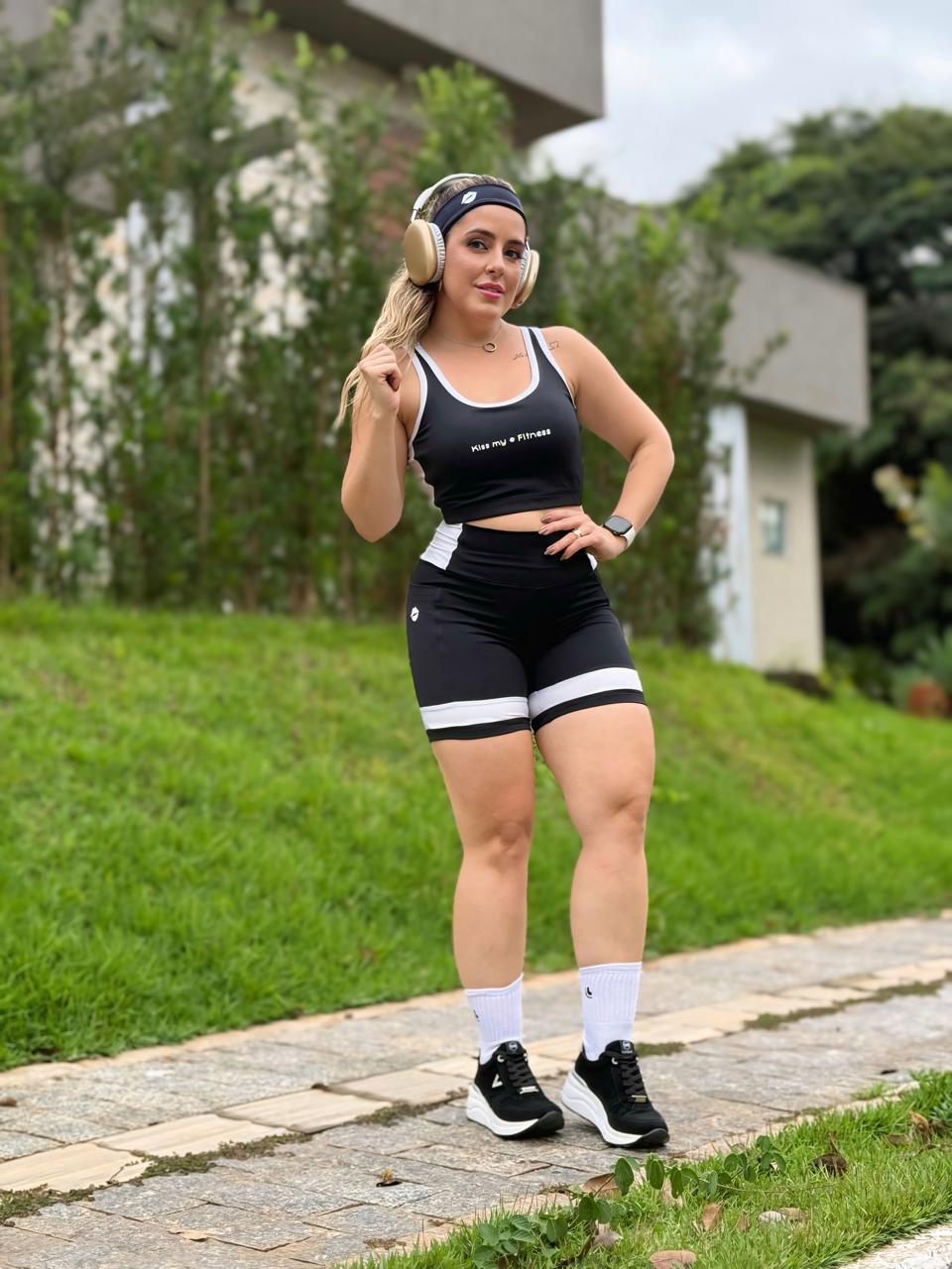 Conjunto Esportivo Preto Top e Shorts Cintura Alta M