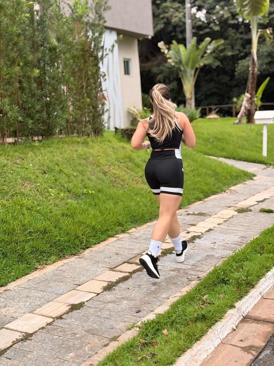 Conjunto Esportivo Preto Top e Shorts Cintura Alta M - Imagem 3